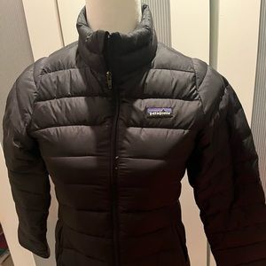 Patagonia girls puffer in black size large. Excellent condition